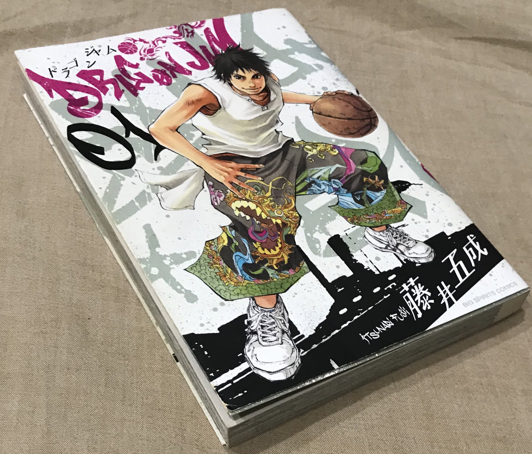 藍上尾 Dragon Jam ドラゴンジャム ストリートバスケ を題材にしたマンガ 高校スポーツにありがちなスポ根じゃないので ノリが軽いのがいい あとかなり絵が上手いのでストリートバスケすげーってなる かっこいい 好きなキャラはパンサー 葉山