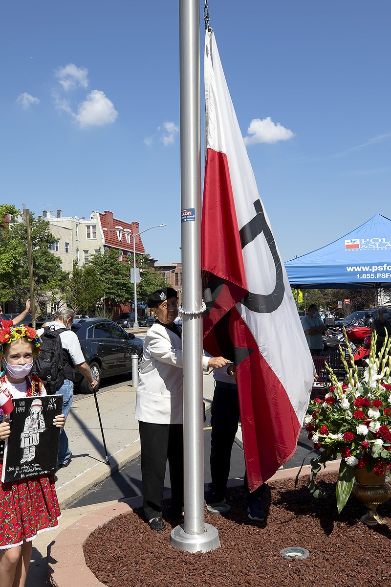 Polonia w USA oddała hołd powstańcom warszawskim. 'Trzeba przekazywać tę wiedzę młodym ludziom' - relacja @PR24_pl z uroczystości przed @PolishSlavicFCU polskieradio24.pl/5/1223/Artykul…