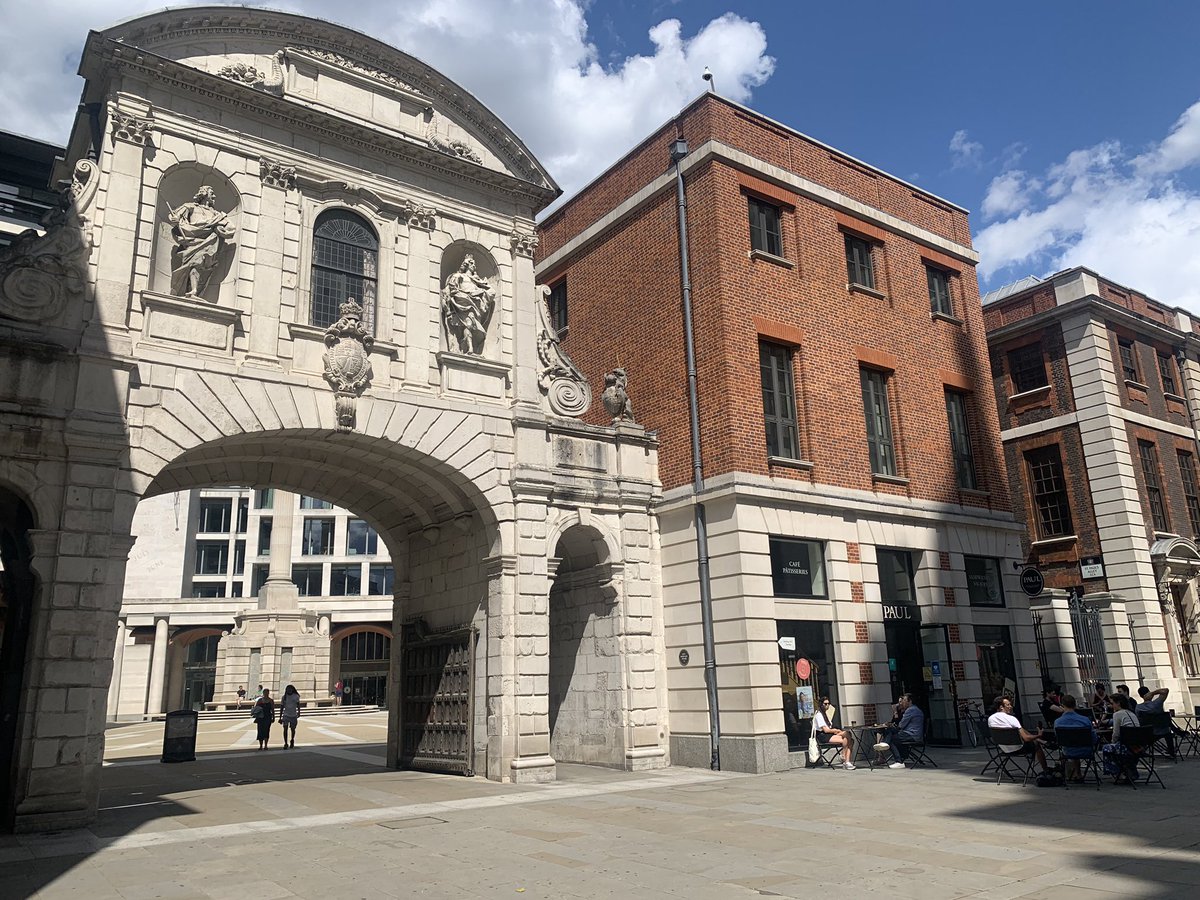 templebarlondon's tweet image. The sun is out so why don’t you @visitthecity and take a tour of Temple Bar? The @p_sq coffee shops are open and there are outdoor tables and chairs to sit out to enjoy this beautiful weather.