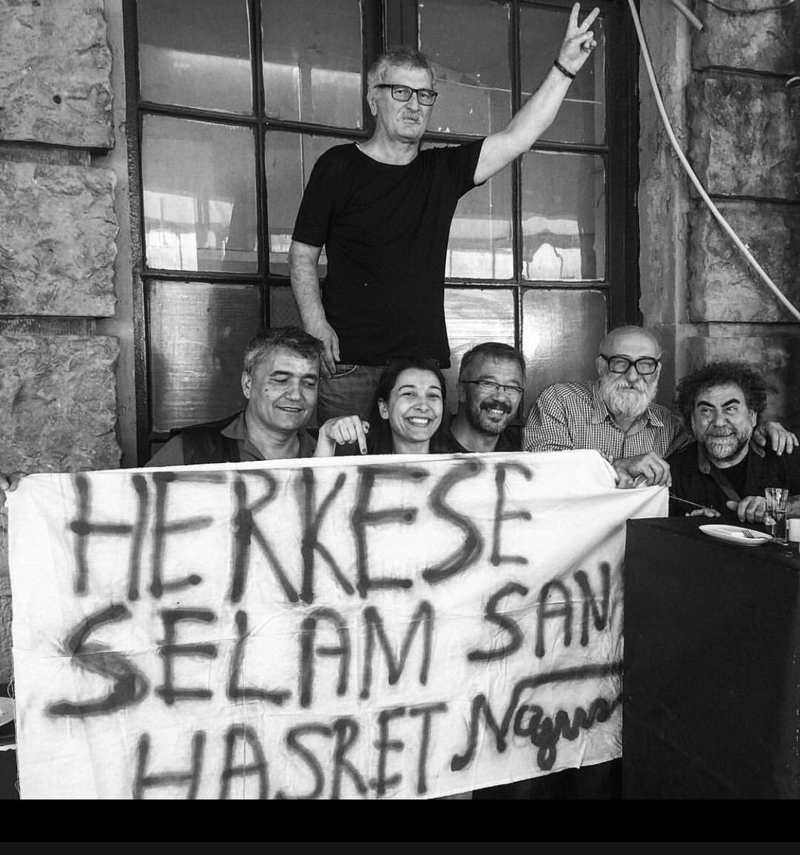 haydarpasadayan's tweet photo. Yazar, çizer, şair, editör' mizah edebiyatçısı Metin Üstündağ ile Haydarpaşa Gar PTT'den herkese selam yolladık. https://t.co/GOUmAJWEV4