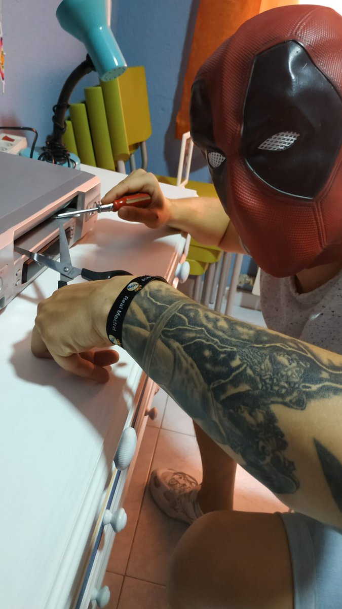 deadpool_hace's tweet photo. Deadpool arreglando el VHS.
#Deadpool #DeadpoolHaciendoCosas
#DeadpoolDiaadia https://t.co/43EB4k7ze0