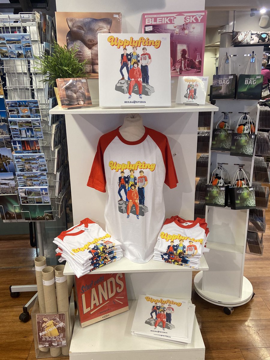 Árið er 2020 - Upplyfting er með 80% hilluplássins í Eymundsson Akureyri😳