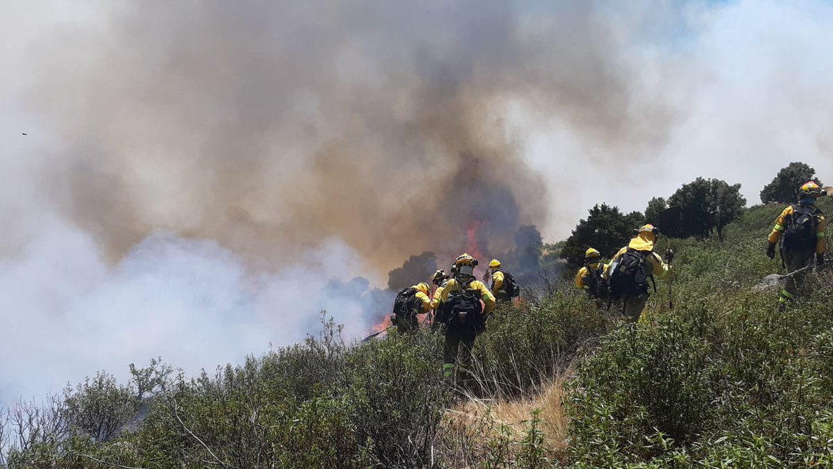 VOSTmadrid's tweet photo. #IFRobledoDeChavela: Imágenes de la BRIF de @mitecogob trabajando en el perímetro del incendio. Complicada labor de los equipos terrestres por la orografía del terreno. 📷 Vía @brif_iglesuela 

#IIFF 🔥 https://t.co/qC1IeRrM7l