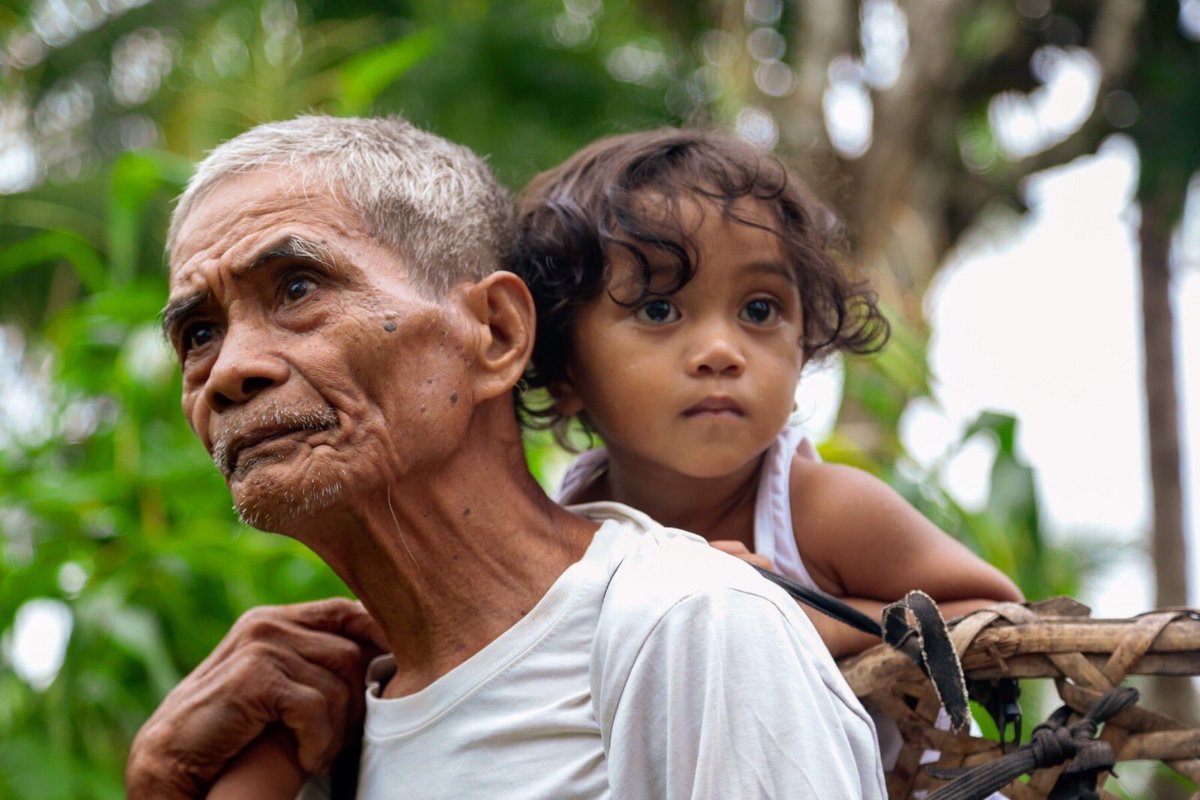 KM_Jessica_Soho's tweet photo. Delikado man para sa mga senior citizen tulad ni Lolo Juanito ang lumabas ngayong may pandemya, kayod-kalabaw pa rin siya. Wala raw kasi siyang ibang inaasahan sa pambili ng gatas ng kanyang apo sa tuhod. #KMJS15 https://t.co/b2t6TDuGmv