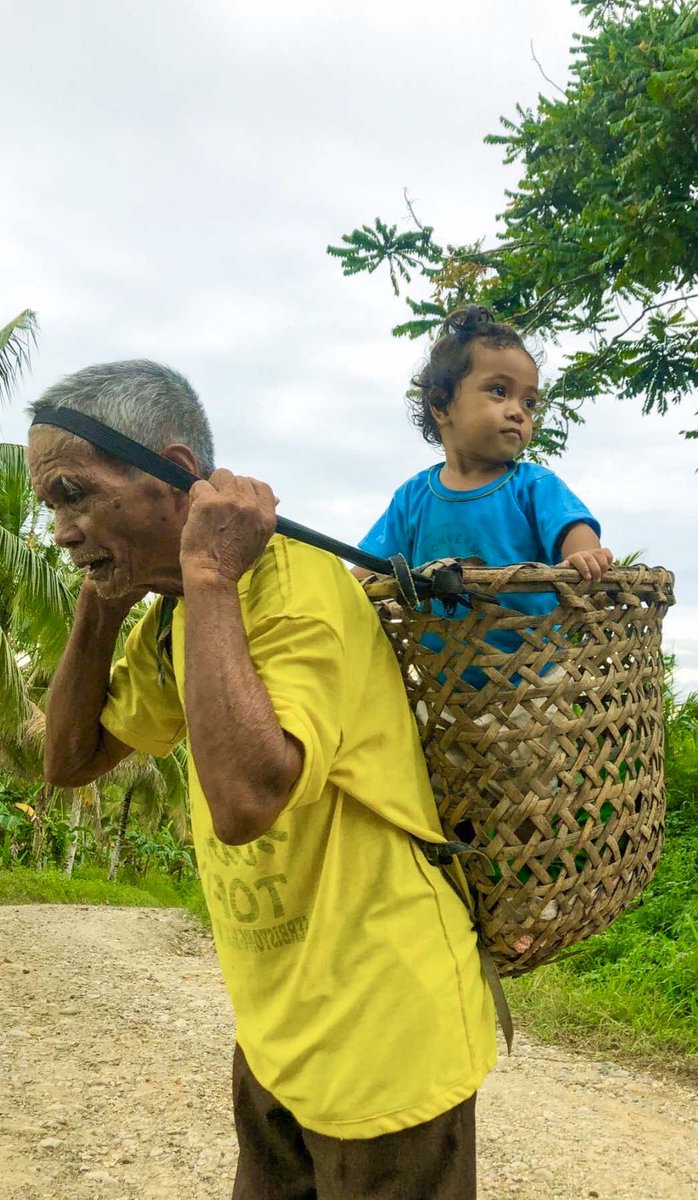 KM_Jessica_Soho's tweet photo. Delikado man para sa mga senior citizen tulad ni Lolo Juanito ang lumabas ngayong may pandemya, kayod-kalabaw pa rin siya. Wala raw kasi siyang ibang inaasahan sa pambili ng gatas ng kanyang apo sa tuhod. #KMJS15 https://t.co/b2t6TDuGmv