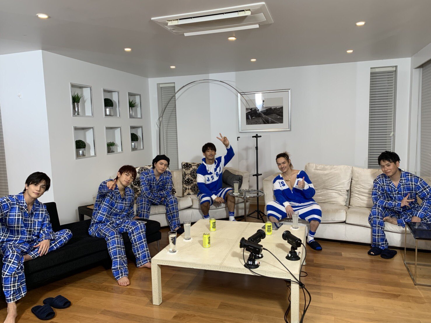 三代目JSBモコ×2肌触り良好ルームウェア上下セット＆クッション