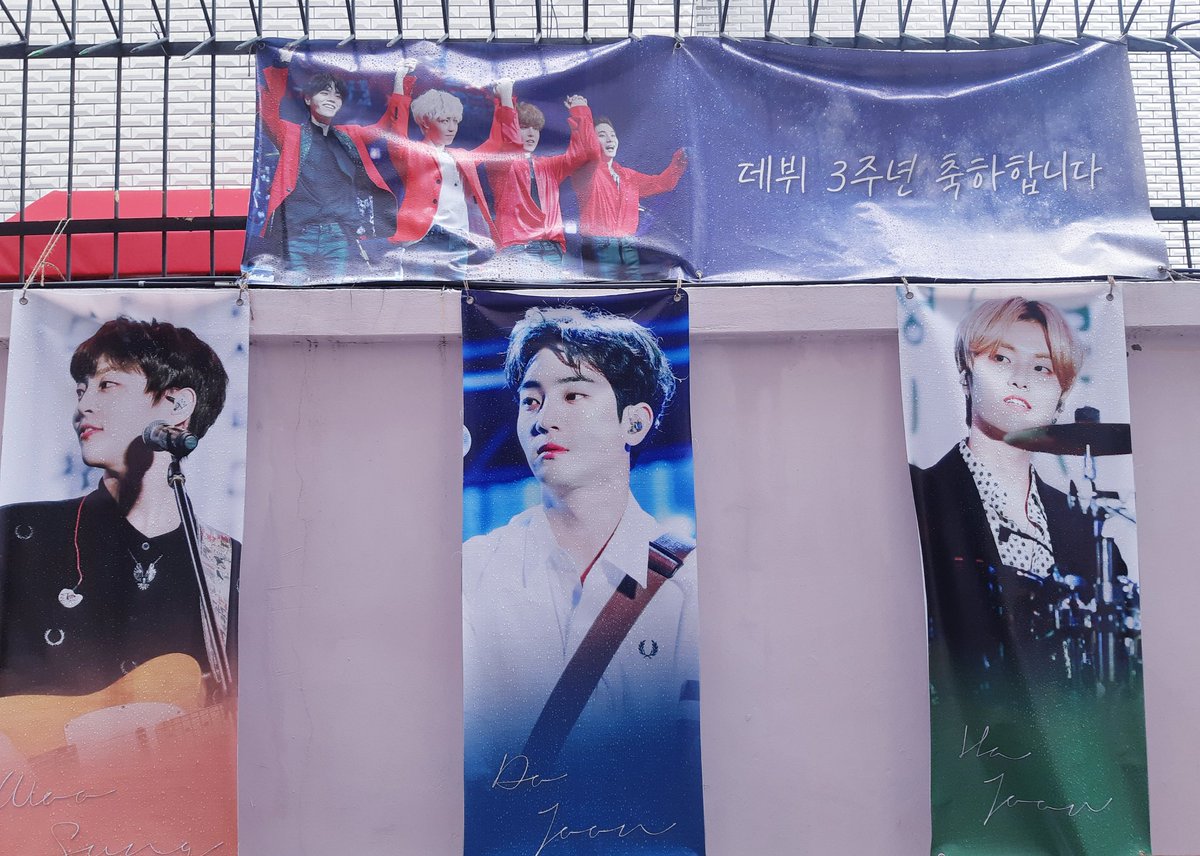 #더로즈_있는_곳으로_타임트래블
더로즈 사진 가득한 곳에서
더로즈 음악 연속해 들으며
행복한 시간 보냈습니다😍
더로시드님 감사합니다🙏
#미미앤쥬쥬 #더로즈데뷔3주년
쏟아지는 빗줄기속에도 함께 가 준 머글동생 쑥이 고마워🤭