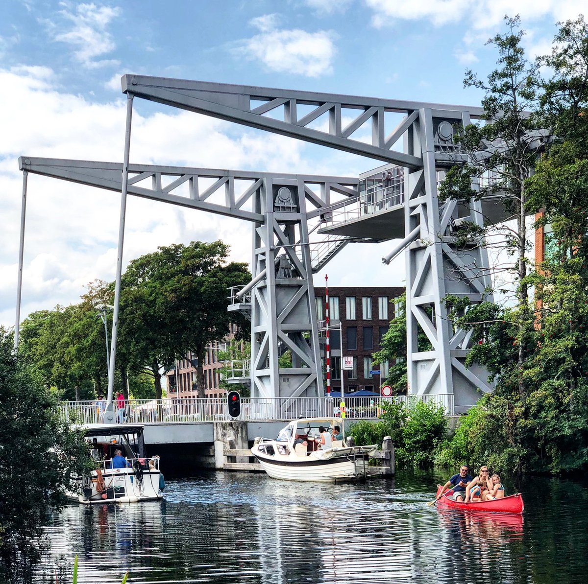 freddiederoeck's tweet photo. Bootjes die wachten tot brug den ophef omhoog gaat. #piushaven #mijnpiushaven #piushavenboulevard #dagjetilburg #havenbeeld #tilburg #tilburgismooi #tilburg013 #ditistilburg #vakantieineigenland #vakantieineigenstad #vakantieintilburg @mijnpiushaven #tilburgvakantiestad https://t.co/VgSqs9S9Ck