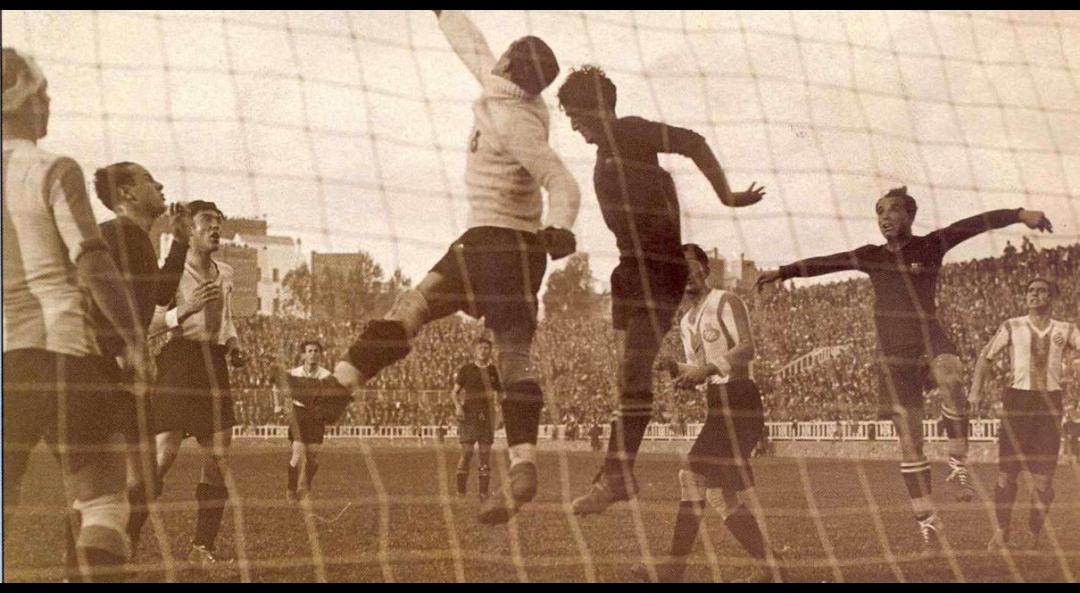 Ufoficial__'s tweet photo. #ElBaulDeUF | Un día como hoy, pero de 1908, se disputó el primer superclásico del fútbol Argentino y unos de lo clásicos más importantes del mundo. En aquel encuentro #Boca venció 2-1 a #River en su vieja cancha de Dársena Sur. Ambos equipos militaban en la Segunda División. https://t.co/ZlAKrMXZwH