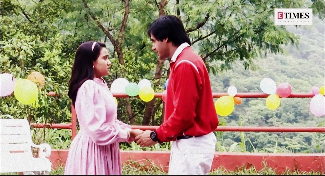 Forget what has happened after this. But this whole scene was freaking cute.P.s: Captured Some Aesthetic pics. #YehUnDinonKiBaatHai