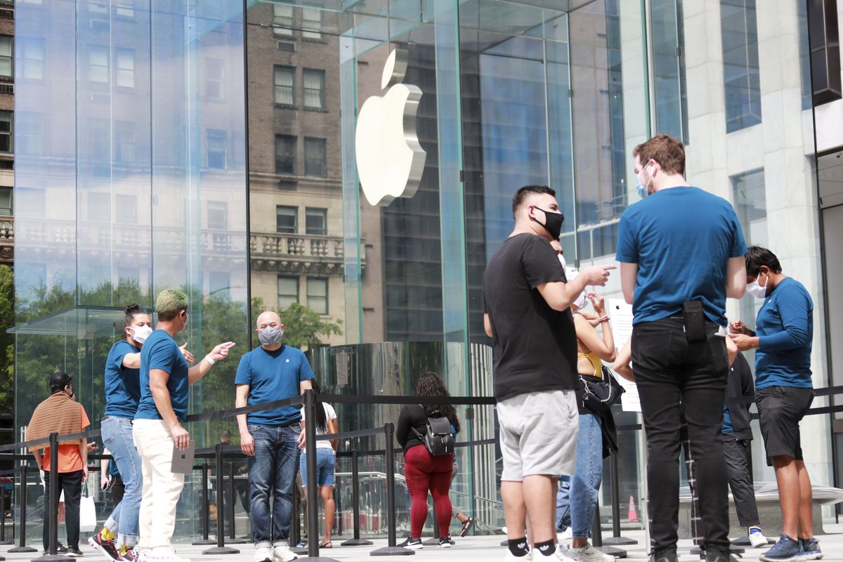 verge's tweet photo. Apple reports strong Mac and iPad sales in record-breaking Q3 earnings https://t.co/NfzpMGPQtH https://t.co/o94C42pckv