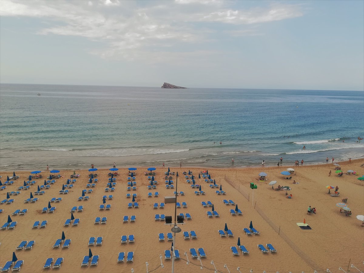 Otro día la playa de Levante preparada para que nuestros turistas la visiten con seguridad. Disfruta la vista desde nuestras habitaciones Vista al Mar Frontal
Another day Levante beach is ready for our tourists to visit with safety. Enjoy this view from our Front Sea  View room.