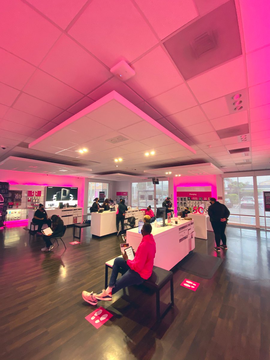 DonJordanVR's tweet photo. Day1 unveil in LA South brought out the magenta magic! From Hawthorne to Inglewood “Welcome to @TMobile” #LA⚡️C #WinforeverLA #WestisBest @BryanThompsonLA @rwashley1 @SamSindha @JonFreier https://t.co/r2hDjgqDex