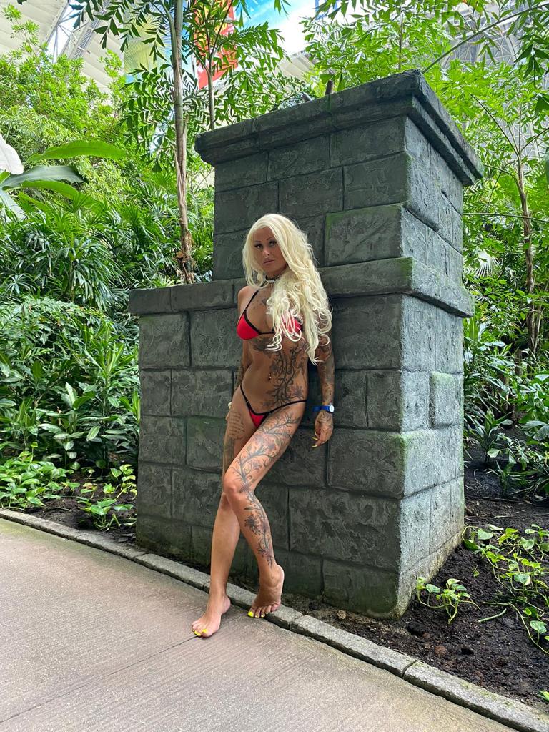 EmjayRosso's tweet photo. Es war mega schön. Und ja, ich habe schon meinen nächsten Besuch geplant. 😀😀😀

Knutscha, eure @emjay_rosso 

#blondhair #sweetandsexy #cute #blondtattoogirl #tropicalisland #tattoomodel #inkedmodels #germangirl🇩🇪 #fitgirl #fitmodel #tattoolady #legshowmagazine #bikinibabe https://t.co/PzbKOM4r44
