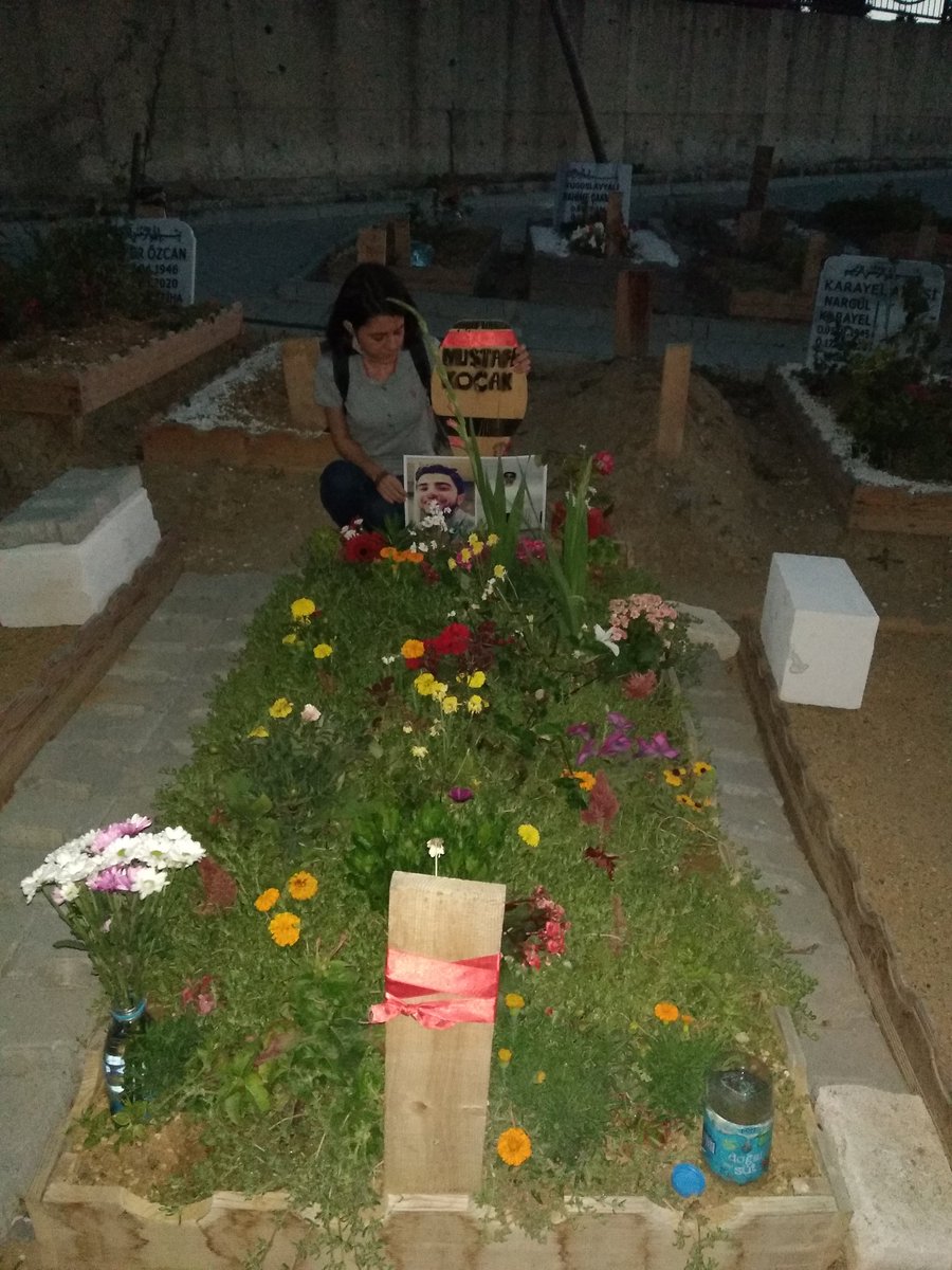 NuriyeGulmen's tweet image. Mustafa&apos;mızın mezarındayız.
Bu toprakta adı en çok kalanlardan, hafızalara en çok kazınanlardan Mustafa Koçak.
Anısı adalet mücadelemizi onurlandırıyor.
Unutmayacağız!