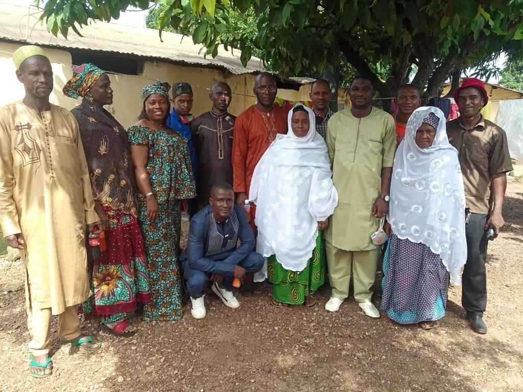 DeUfdg's tweet photo. FÊTE DE TABASKI 2020.

Les responsables de la #fédération UFDG de dixinn-1 ont rendue visite au fédéral Monsieur #FalilouDiallo et à la famille d'Elhadj  Boubacar Biro Sow, ex fédéral.
À l'occasion de la fête de #Tabaski ce Dimanche 02 août 2020 https://t.co/F375ammkR2
