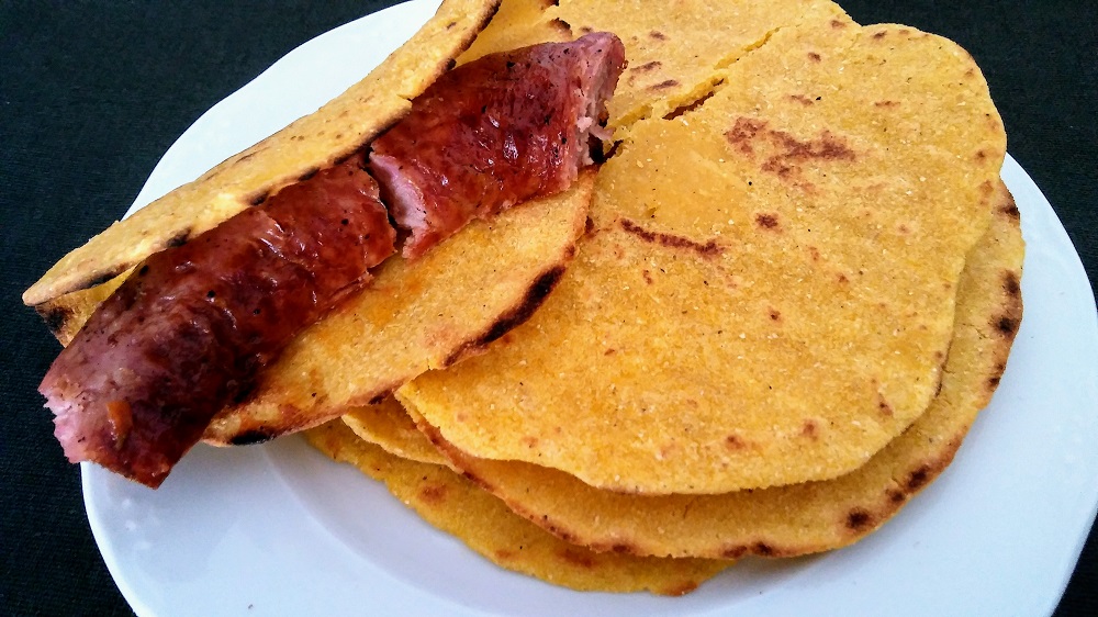 Hoy hemos preparado unos talos de maíz, una receta tradicional del País Vasco, donde se comen con chorizo o queso. Están muy ricos y son fáciles de preparar. Esta semana contaremos en el #blog cómo hacerlo 👏👏
¡Atentos todos!
#talos
#maíz
#cocinatradicional