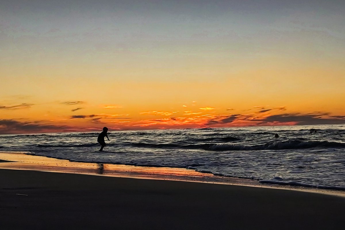 robert_silski's tweet photo. Sobotni zachód słońca nad Bałtykiem - bajka 😍
#Dębki #plaża #morze #pogoda #meteo #weekend https://t.co/GhQtBzXSOc