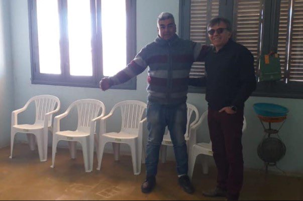 El Intendente de General San Martín (en La Rioja) entregó en persona cinco sillas de plástico a una salita sanitaria. El gran logro de gestión lo publicó en sus redes sociales.

Merecemos morir en una hiperinflación.