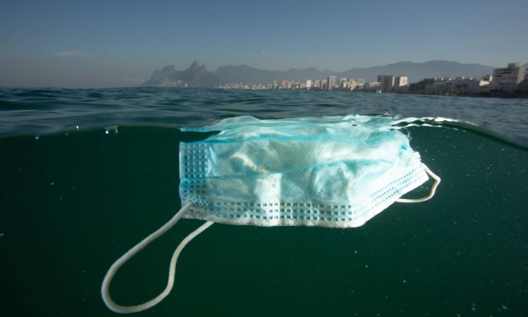JornalOGlobo's tweet photo. Máscaras descartáveis começam a poluir a orla do Rio e acendem alerta https://t.co/cqr2crp1Gl https://t.co/vX15amAW41
