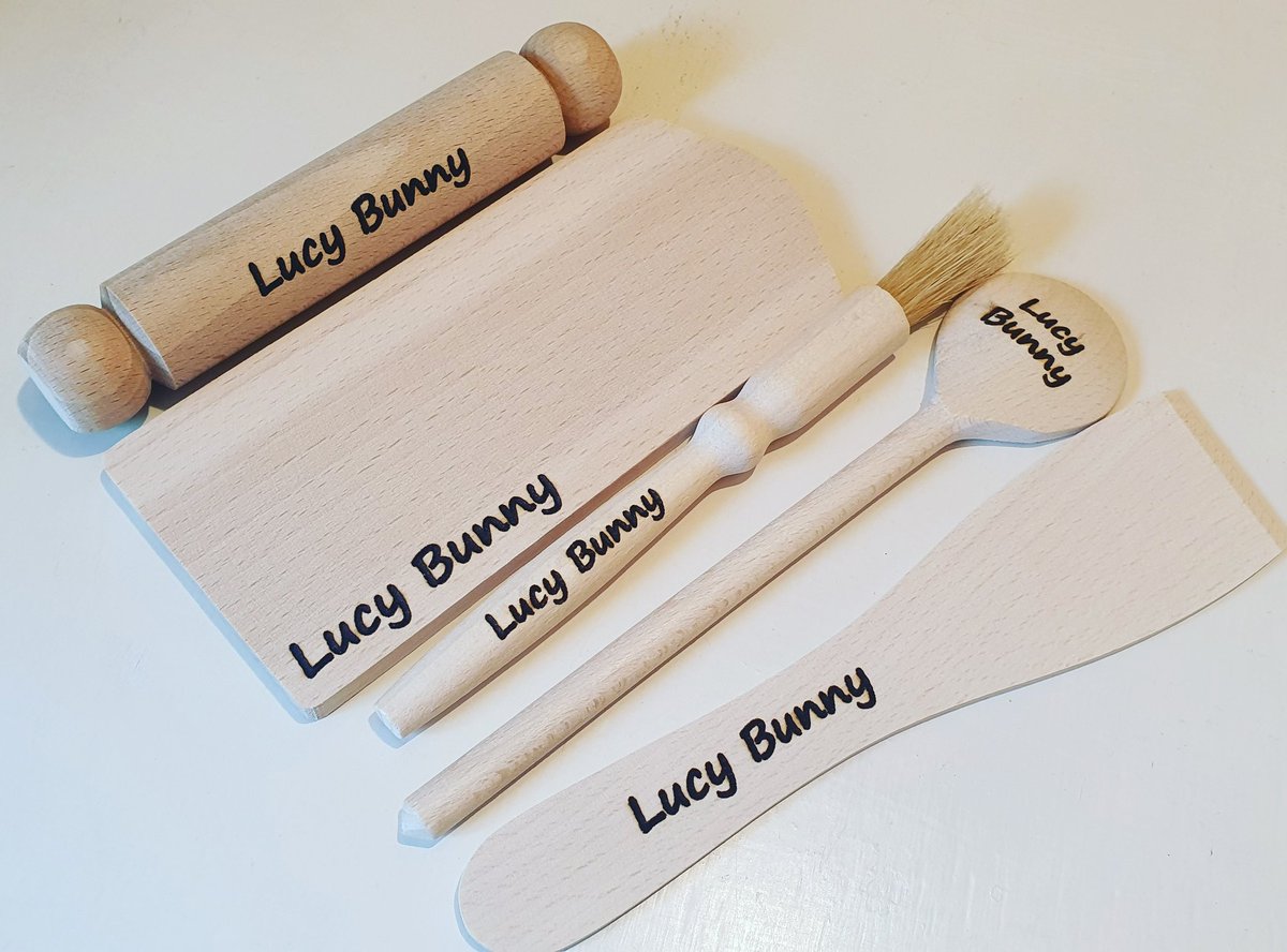 LittlensCrafts's tweet photo. Children's personalised baking sets are available to order on my Etsy shop - £15 per set plus P&P 🎂 #shopsmall #smallbusinessuk #childrensgifts #bakingset #ukcraftershour #womaninbizhour #womaninbiz https://t.co/h4dRu3l0Ty https://t.co/NPuXfqpXuf
