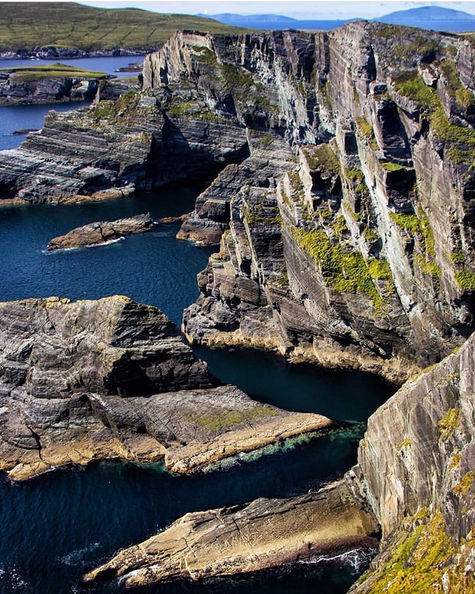 irelandcalling1's tweet photo. A great view of the cliffs down Kerry way by @anne_so.g

#ireland #irelandcalling https://t.co/boQM2m23Nt