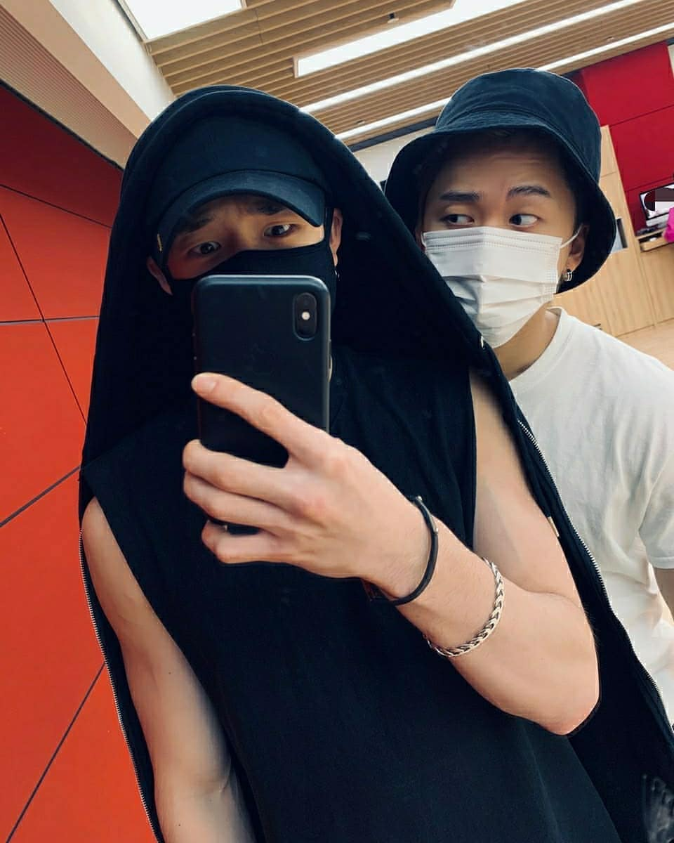 Changbin_Spain's tweet photo. [📸: 020820 #BangChan INSTAGRAM Update con #Changbin] 

Cr: @/realstraykids
#스트레이키즈 #StrayKids #창빈 #GO生 #GOLIVE #神메뉴 #GodsMenu https://t.co/ydDY1cWvj4
