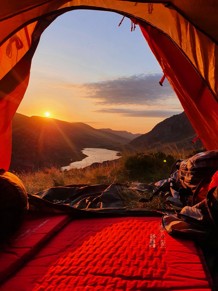 Sunset scenes up Y Garn 😍
If you're thinking about going wild camping we've put a kit list essentials blog up that's a must read 🏕🥾 mountainsandmacros.co.uk/wild-camping-k… #camping #mountains #hiking #wildcamping