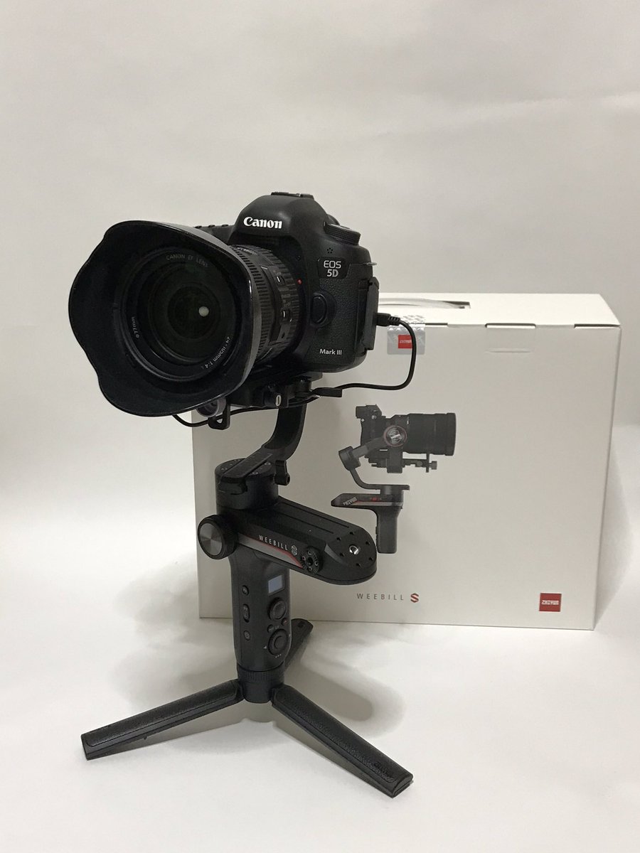 studio_nemo_'s tweet photo. 動画用のジンバルをやっと買った❗️
買ったは良いが動画中5D Mk3の自動追尾は無いのは致命的 笑
古い機体だから仕方ないね
色再現は流石Canon
α7 3売って正解でした https://t.co/ad4k6hKHpj
