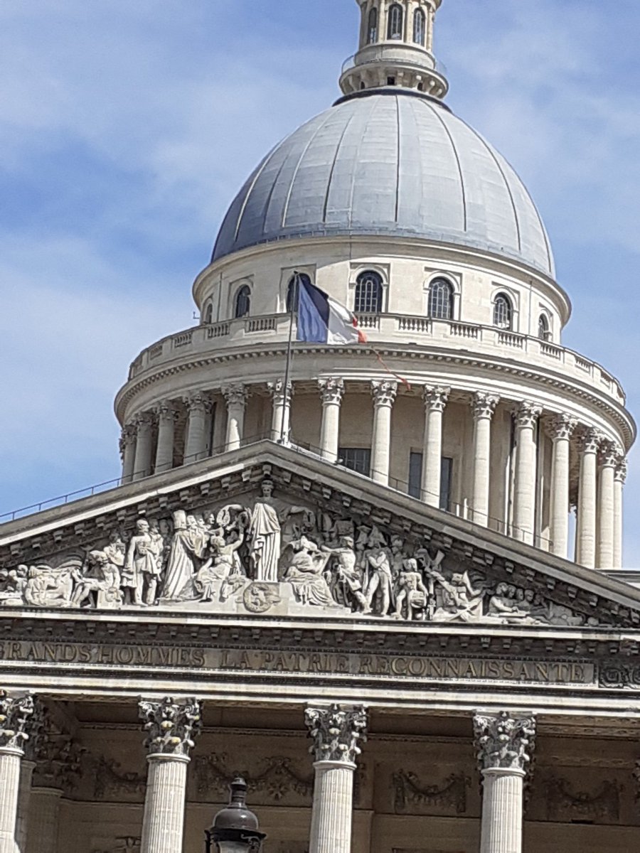 Mercemartinsabi's tweet photo. Vertical stripes on a National flag are expensive. If the flag gets torn from you have to change it completely. #paris #panthéon #france #funwithflags #vivelafrance https://t.co/lgJ2EwT0GG