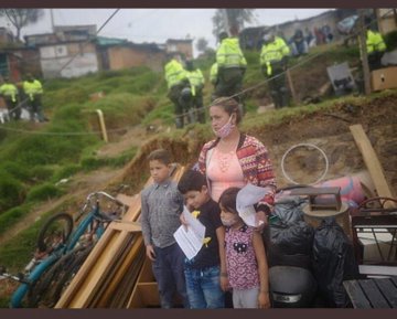 La cuarentena.

Como <a href="/IvanDuque/">Iván Duque 🇨🇴</a> piensa que es. // como realmente es.
