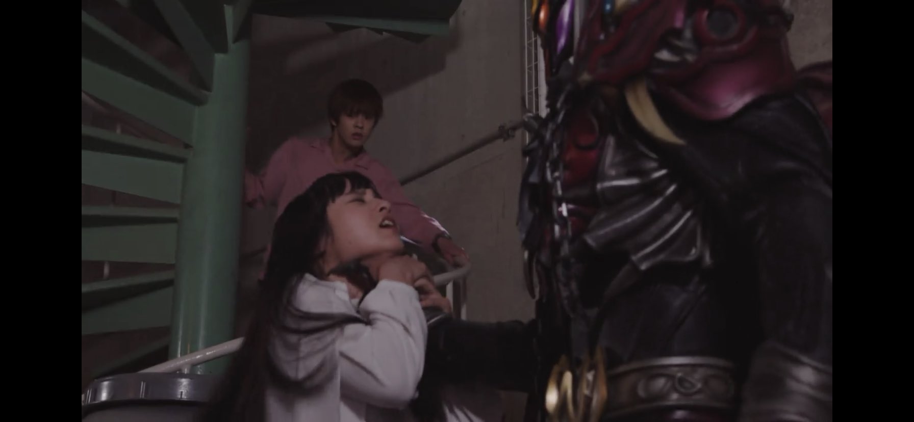 ヒロインピンチ垢 仮面ライダージオウ 41話 ツクヨミの首絞めシーンです 仮面ライダーとかスーパー戦隊のヒロインはだいたい 1話 話くらいまで首絞めは多いですけどジオウに関しては41話と45話にありました まさかアナザーキバに絞められるなんて誰も