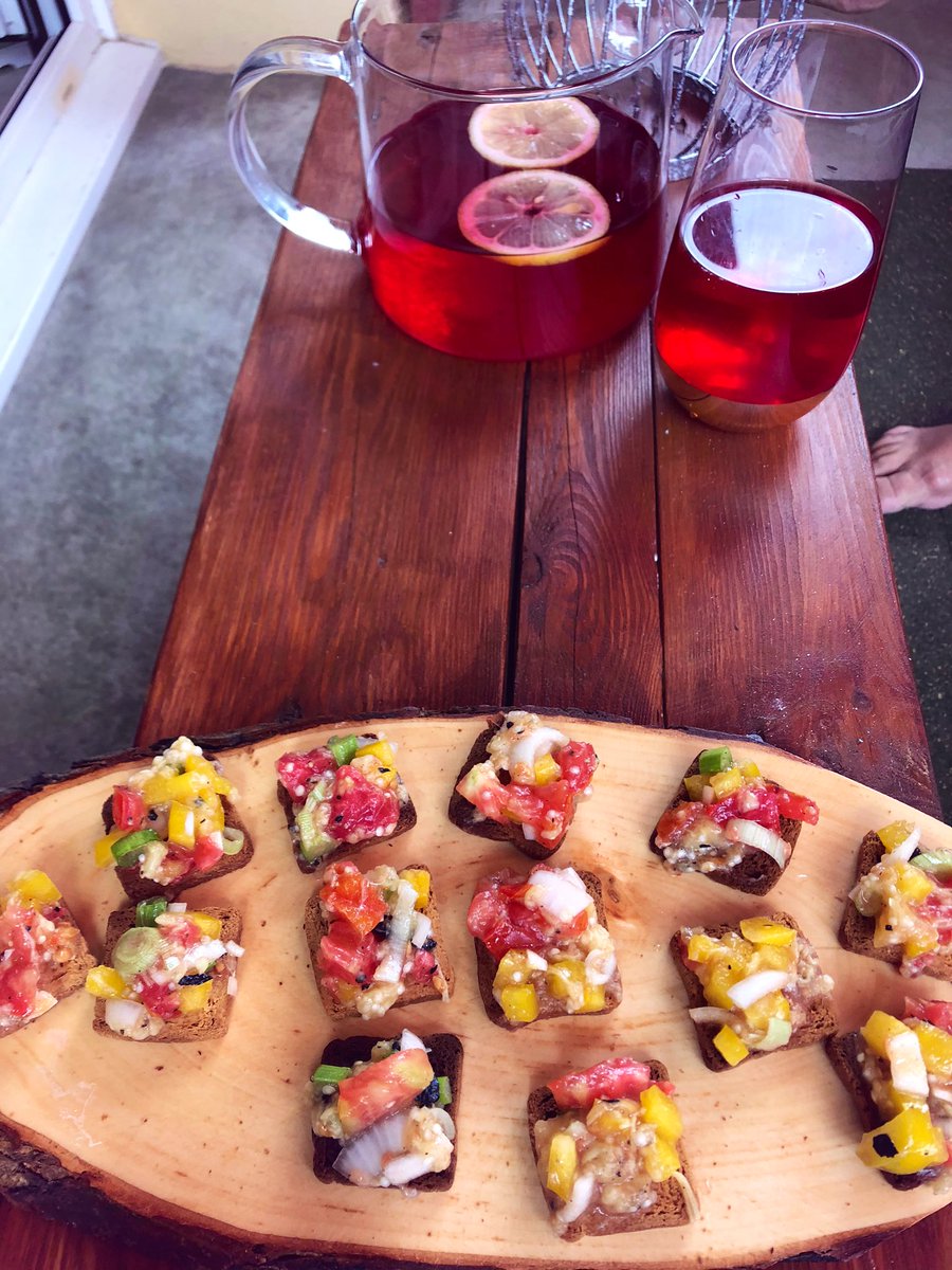 GeroldSchlegel's tweet photo. Woher hat Cynthia meine Tochter die Art zu kochen wohl😉👍
Frühlingszwiebeln, Peperoni, Tomaten klein gewürfelt roh... Aubergine auf dem Grill ganz bis sie platzt... mit Salz, Pfeffer, Zitronensaft und wenig Olivenöl abgeschmeckt
#GSchnabulierts https://t.co/tqqY4xYzxm