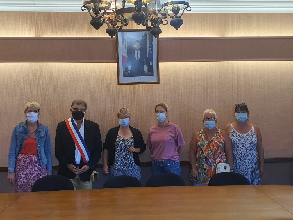 sacombette's tweet photo. Accueil des premiers aidants pour le  projet 1000 mercis #territoiressolidairesdavenir
Emotions et joie! Un grand merci à tous les soignants et aidants. Merci à #SallesCuran, village au grand cœur et ses commerçants @CatherineIbled @malikakechich @Patricia @MauriceCombette https://t.co/SKpbWvj7oD