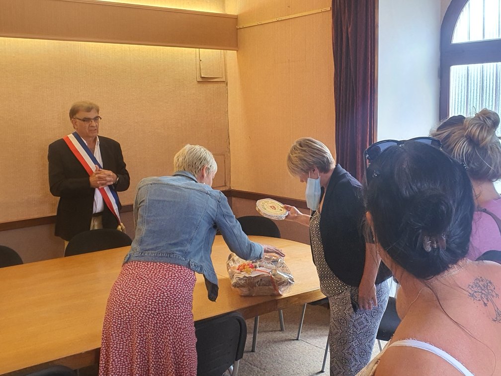 sacombette's tweet photo. Accueil des premiers aidants pour le  projet 1000 mercis #territoiressolidairesdavenir
Emotions et joie! Un grand merci à tous les soignants et aidants. Merci à #SallesCuran, village au grand cœur et ses commerçants @CatherineIbled @malikakechich @Patricia @MauriceCombette https://t.co/SKpbWvj7oD