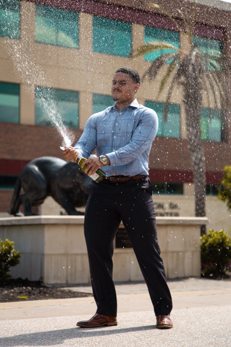 ajvalentine3's tweet photo. A little late😭...Ain’t no cap n gown but I graduated🙏🏾🍷 https://t.co/StsDbBqZRp