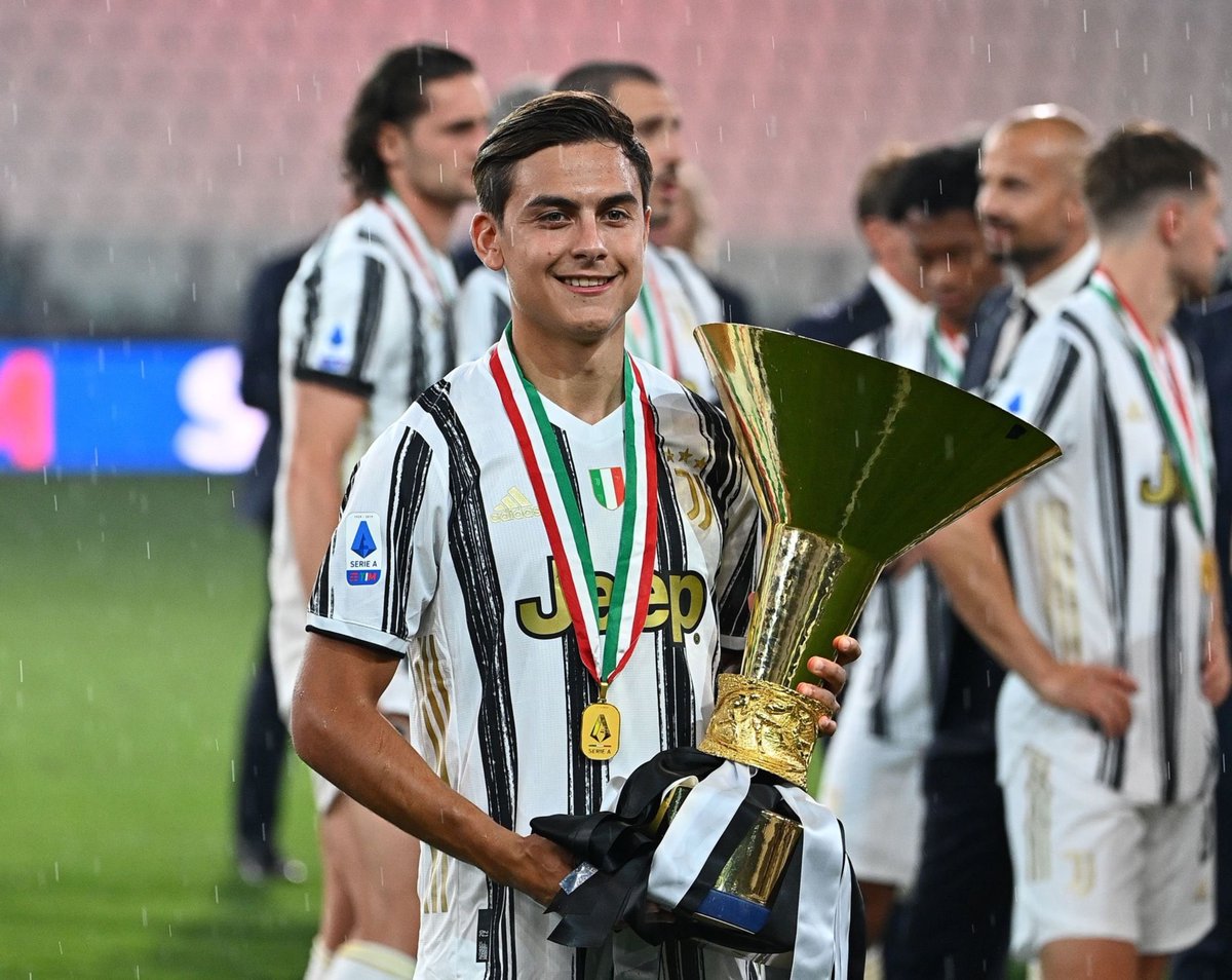 EmbajadoresArg's tweet photo. 🏆🇮🇹 Postales de Paulo Dybala y Pipa Higuaín celebrando el nuevo Scudetto de la #SerieA, el 9no consecutivo para la #Juventus. 

#️⃣ #STRON9ER https://t.co/Y2xC62mQat
