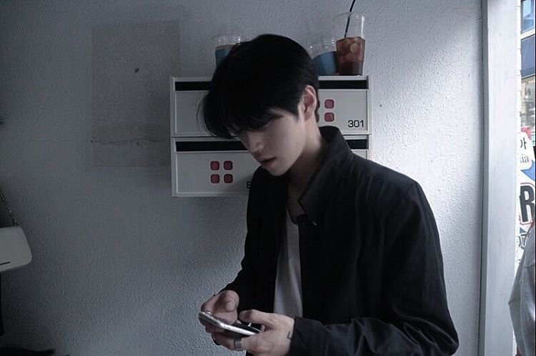 LOST_Keeper05's tweet photo. เมื่อเกมสิ้นสุดลง

แว่น VR ถูกถอดออกจากใบหน้าของเขา ระยะเวลา 4 ชั่วโมงของเกมจบลง ทิ้งไว้เพียงความรู้สึกหิวที่รบกวนกระเพาะ

"ชัชอยากกินส้มตำ มีใครเอาด้วยมั้ย" 

หันไปถามคนรอบๆในห้องทำงาน https://t.co/vpsKscyEXo