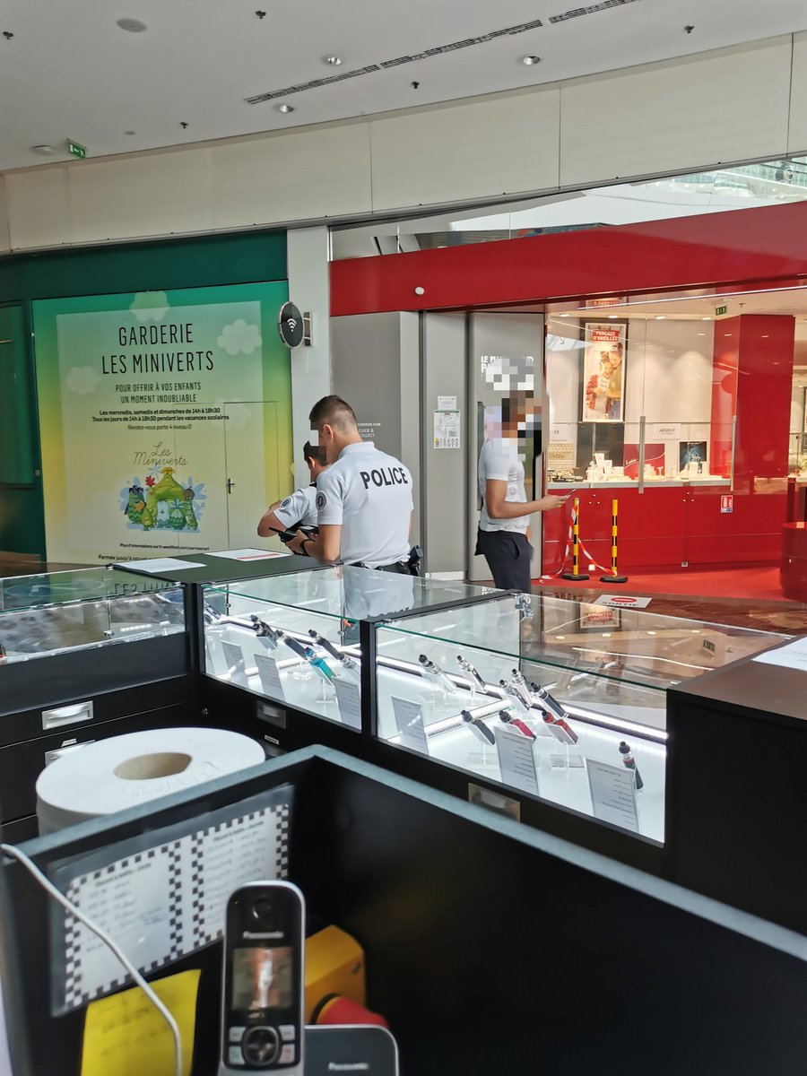 Odl_Zdr's tweet photo. Je croyais que le port du masque était obligatoire dans les centres commerciaux... https://t.co/vVK8n2NkjX