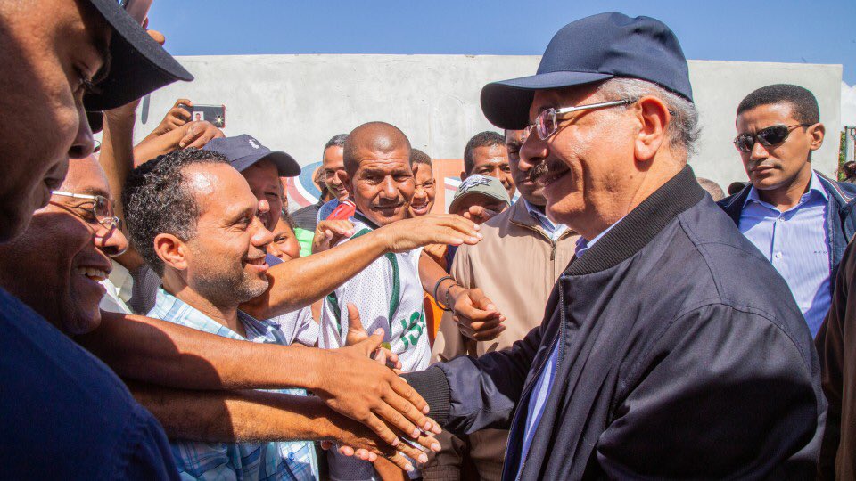 DeyaniraGomezH's tweet photo. Hoy mi presidente @DaniloMedina salió tempranito a su #VisitasSorpresa. No sé donde es, pero desde que sepa, se los cuento. https://t.co/m8OyWuEqrt