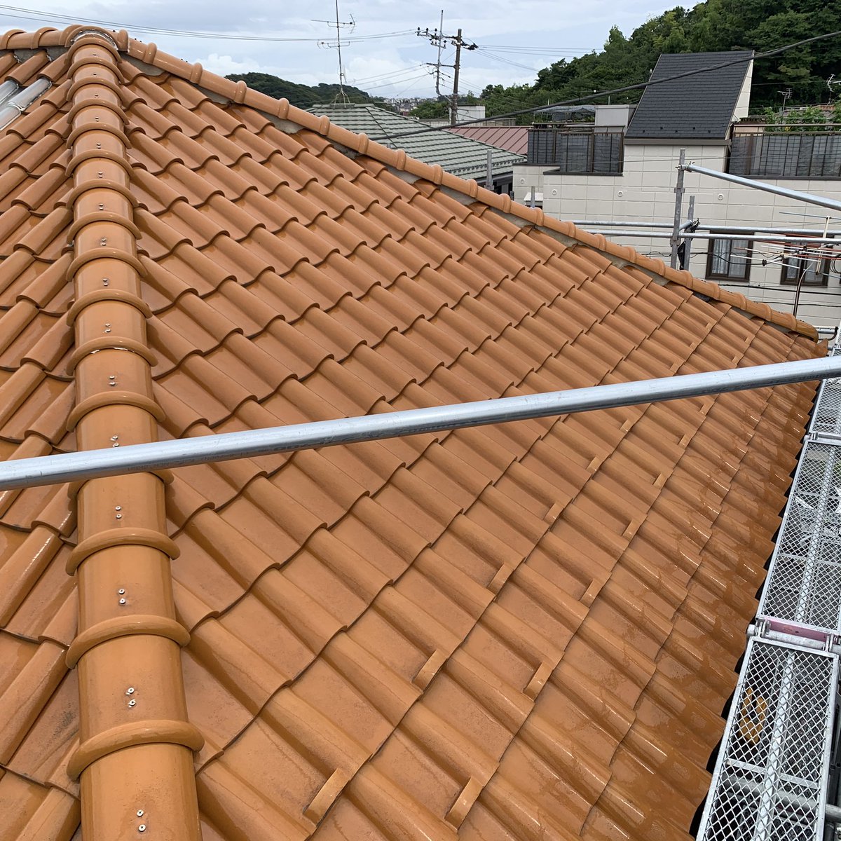 株式会社市川工務店 横須賀市 そういえば戻りますが 瓦を剥がすとほぼ100パーセントこれくらいの漏水跡はあります これが雨漏りにならないのは 下に防水紙があるからです 逆に言えば防水紙がしっかりしてないと雨漏りに繋がります 瓦屋根 瓦屋根