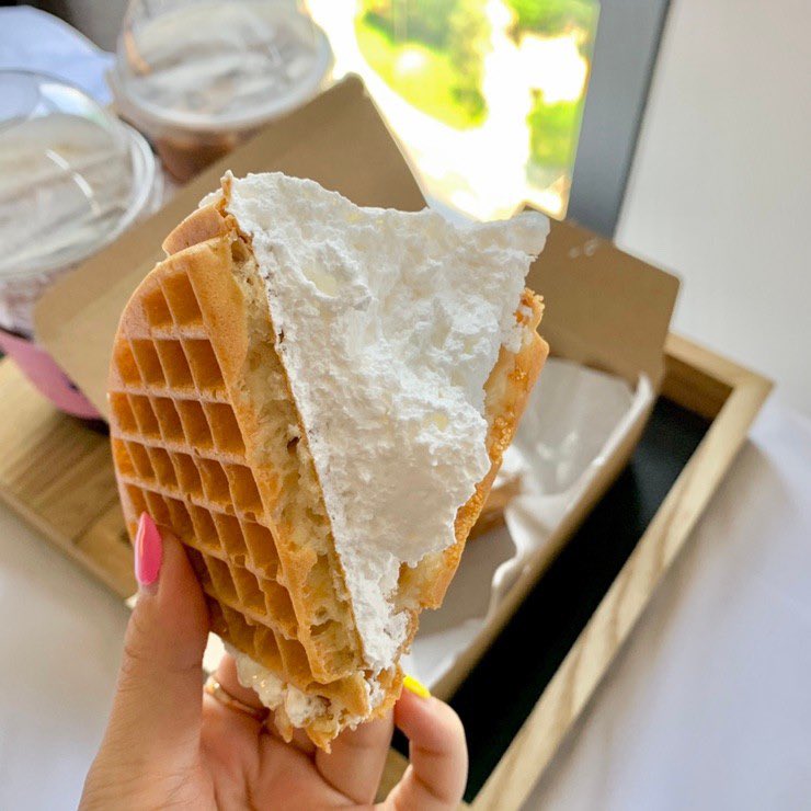 배고파 ペゴパ 韓国 ソウルにある 生クリームたっぷりなワッフルが話題になっているカフェ 카페천국 300円で食べれるワッフルとは思えないくらい生クリームがたっぷり 生クリームの厚さはなんと7 ほど 生クリーム好きにはたまらな い