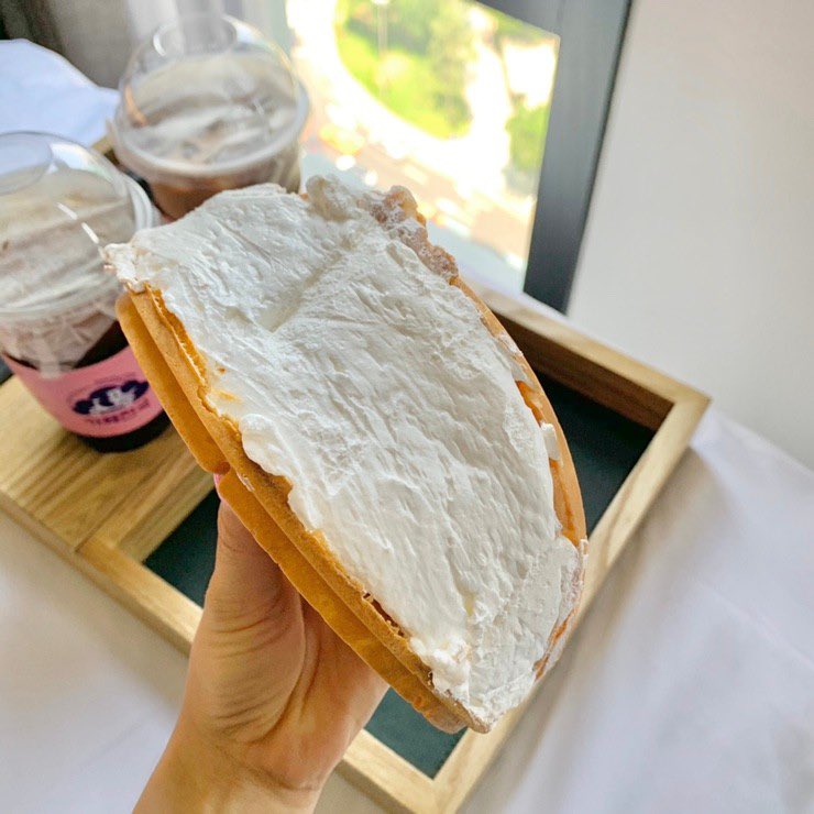 pegopa_korea's tweet photo. 韓国🇰🇷ソウルにある
生クリームたっぷりなワッフルが話題になっているカフェ❤️

🧇카페천국😋

300円で食べれるワッフルとは思えないくらい生クリームがたっぷり💗

生クリームの厚さはなんと7㎝ほど😧

生クリーム好きにはたまらな〜い🤦🏻‍♀️❤️

📍 서울 강남구 논현로115길 4

#ペゴパ #韓国情報 https://t.co/seVROCMWx5