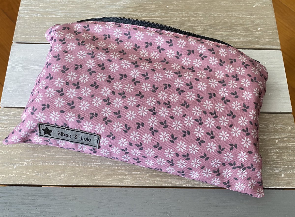 annelauremondon's tweet photo. 2 nouveaux masques #BibouEtLulu et une jolie trousse pour ranger ma collection 🤗😷
#HomeMade #BySister https://t.co/DXar7jua5U