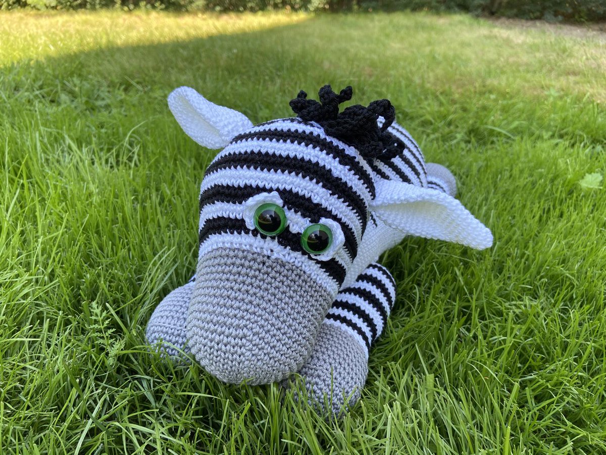 _creativissimo_'s tweet photo. Hallo zusammen, schon ein paar Tage online ist die Anleitung von meinem "Zino Zebra"... mit Baumwollgarn und Häkelnadel Nr. 3 wird er ca. 40 cm lang... ideal zum Kuscheln... Die Anleitung gibt es in meinen Shops #kasuwa #makerist #myboshi #mypatterns #crazypatterns https://t.co/dK3JiYfeh6