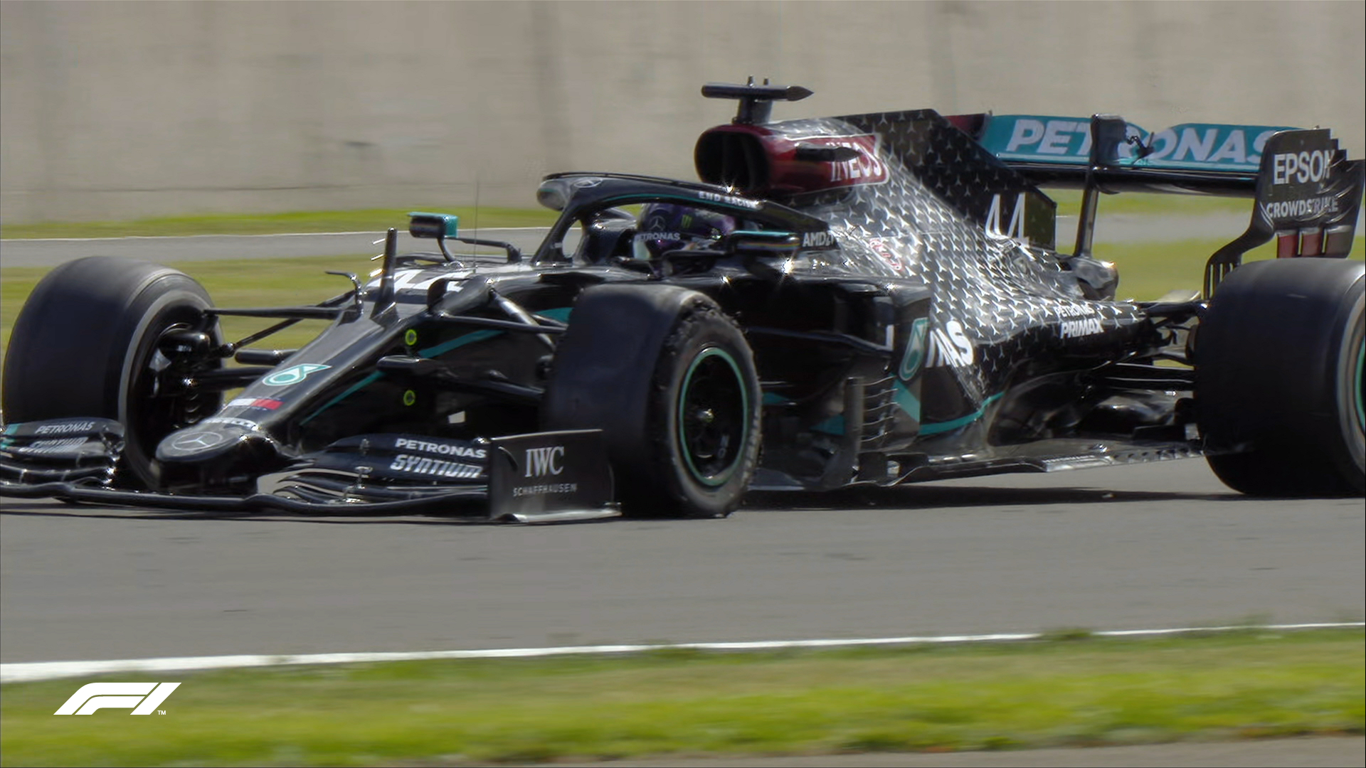 Lewis Hamilton bal első defekttel nyerte meg a 71. Brit Nagydíjat miközben Bottas nullázott
