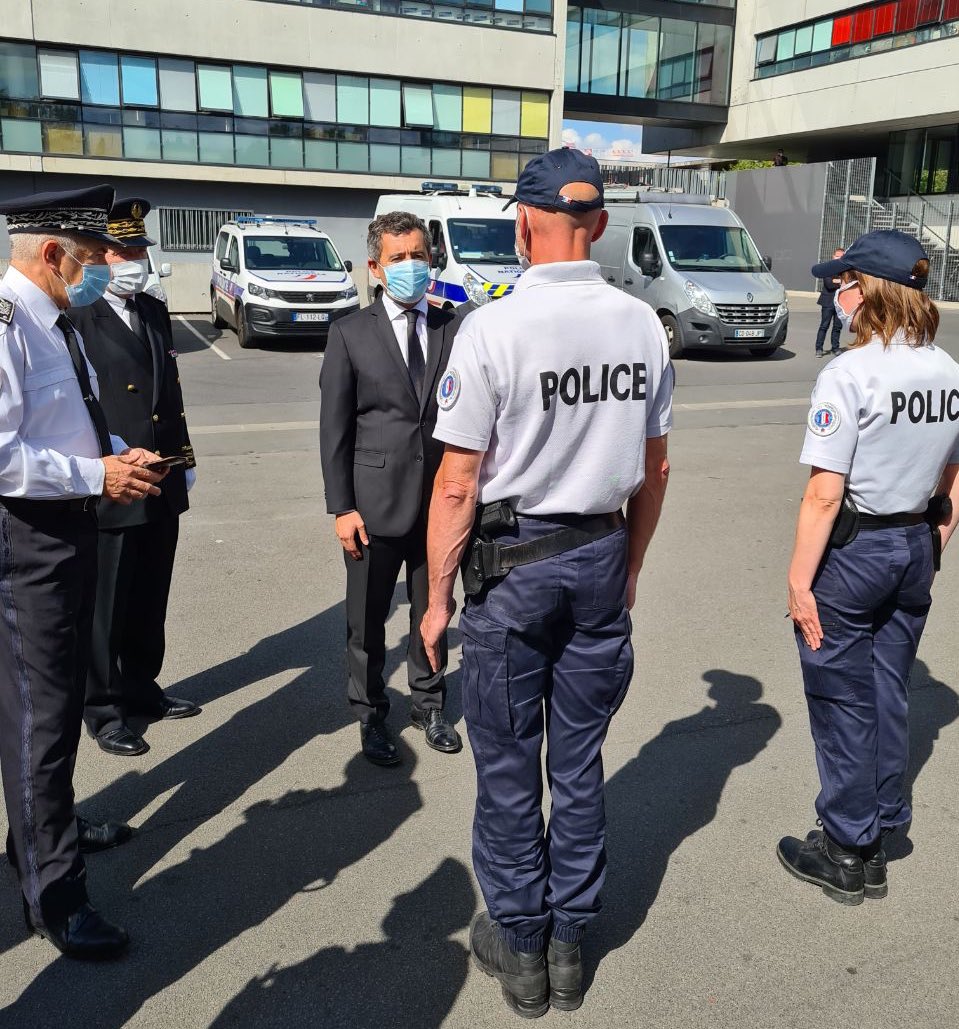GDarmanin's tweet image. Je suis cet après-midi aux côtés des policiers du commissariat central de Lille. Soutien sans faille à celles et ceux qui se mobilisent au quotidien pour assurer la protection des Français. 
Leur dévouement force le respect.