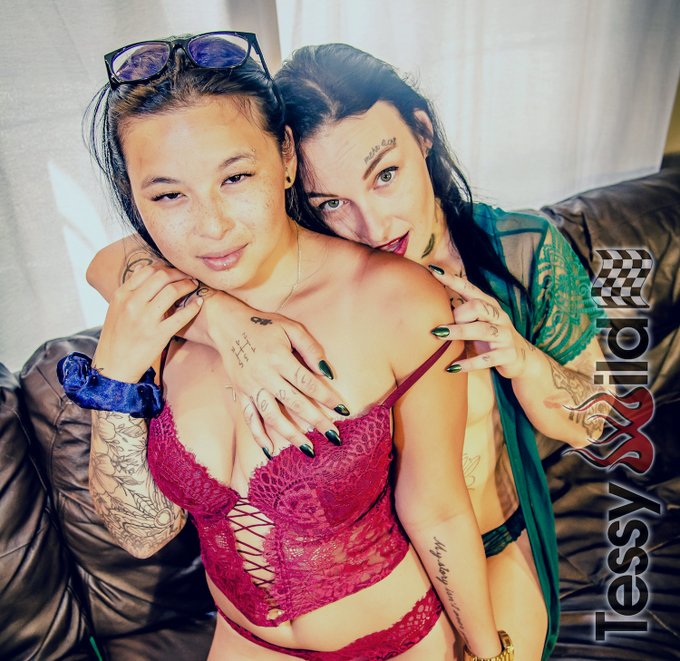 Ce n'est pas tout les mets chinois qui se mangent avec des baguettes 💦 😜 💦  Manquez pas ma nouvelle sc&egrave;ne<a href="/tag/wildnout"class="tags"><span>#wildnout</span></a><a href="/tag/badasswomen"class="tags"><span>#badasswomen</span></a><a href="/tag/tattooworld"class="tags"><span>#tattooworld</span></a><a href="/tag/quebecporn"class="tags"><span>#quebecporn</span></a>