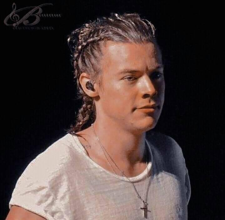 italrrylouis's tweet photo. harry in this hairstyle >>> https://t.co/XlAi7qZrBx