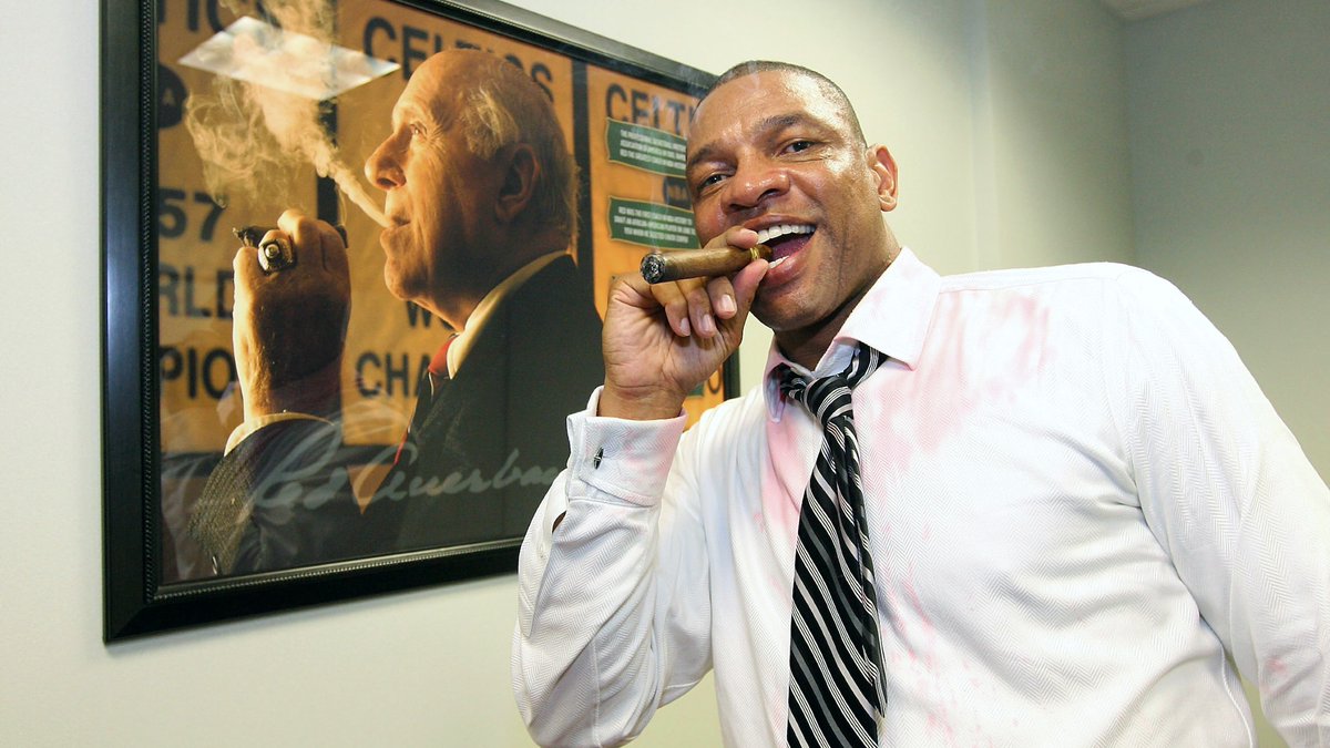 RitmoNba's tweet photo. Con el triunfo de ayer de @LAClippers, su director técnico, @DocRivers, superó a #RedAuerbach en la lista de más triunfos en la historia de @NBALatam.
Rivers ahora está solo en el 11mo puesto, con 939 victorias, a nada más que cinco de #BillFitch, el décimo.
📸@NBA https://t.co/cvfPtiF2ub